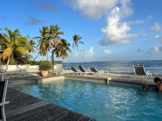 Piscine et plage de Coco Beach Resort à Marie-Galante